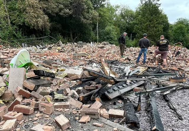 英國酒吧The Crooked House易手後離奇失火被夷平。(互聯網)