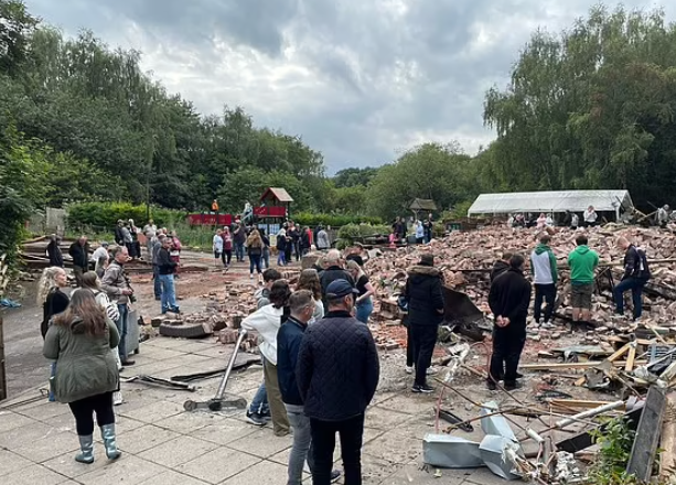 英國酒吧The Crooked House易手後離奇失火被夷平。(互聯網)