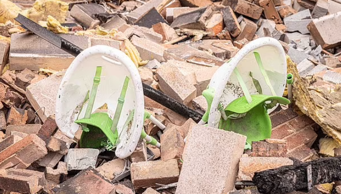 英國酒吧The Crooked House易手後離奇失火被夷平。(互聯網)