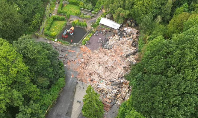 英國酒吧The Crooked House易手後離奇失火被夷平。(互聯網)