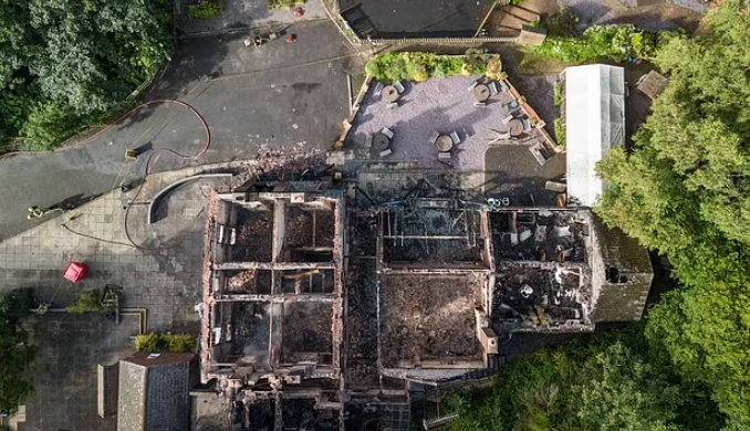 英國酒吧The Crooked House易手後離奇失火被夷平。(互聯網)