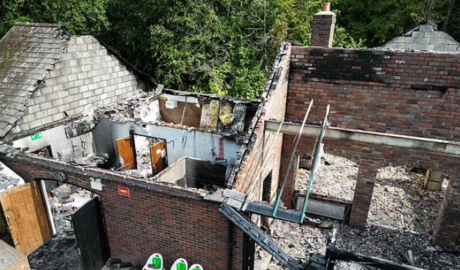 英國酒吧The Crooked House易手後離奇失火被夷平。(互聯網)