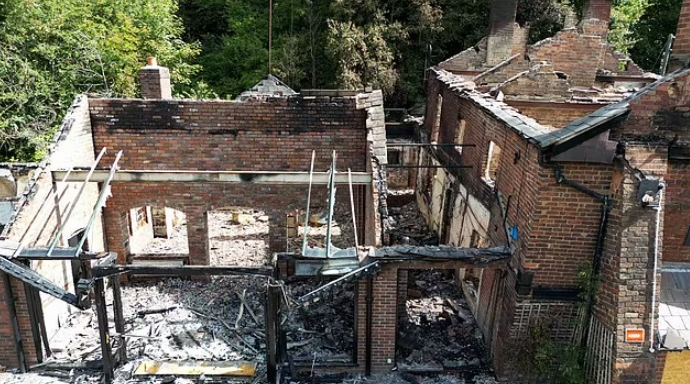 英國酒吧The Crooked House易手後離奇失火被夷平。(互聯網)