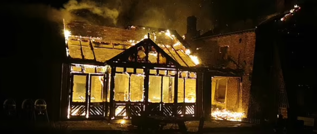 英國酒吧The Crooked House易手後離奇失火被夷平。(互聯網)