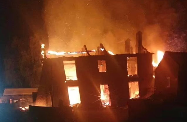 英國酒吧The Crooked House易手後離奇失火被夷平。(互聯網)