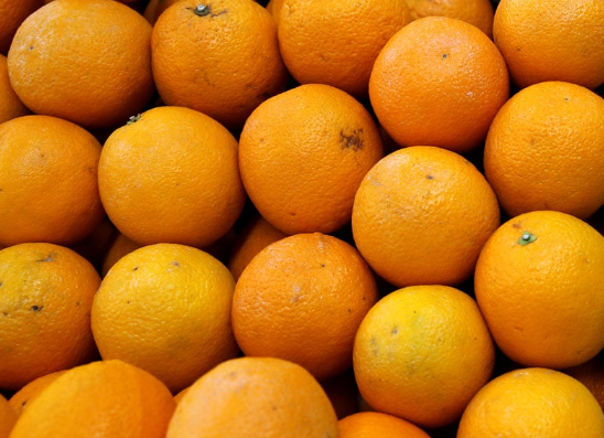 除了香蕉,橙亦在UKHSA推薦之列,因為要搣皮才可吃,減少其受病菌污染機會。(互聯網)