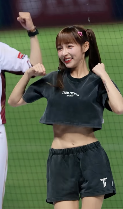 林襄戀馬傑森|啦啦隊女神林襄昨晚最少3個造型應援。(網上截圖)