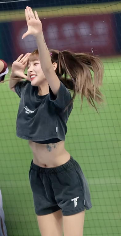 林襄戀馬傑森|啦啦隊女神林襄昨晚最少3個造型應援。(網上截圖)