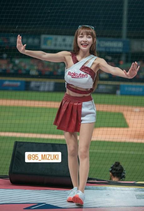 林襄戀馬傑森|啦啦隊女神林襄昨晚最少3個造型應援。(網上截圖)