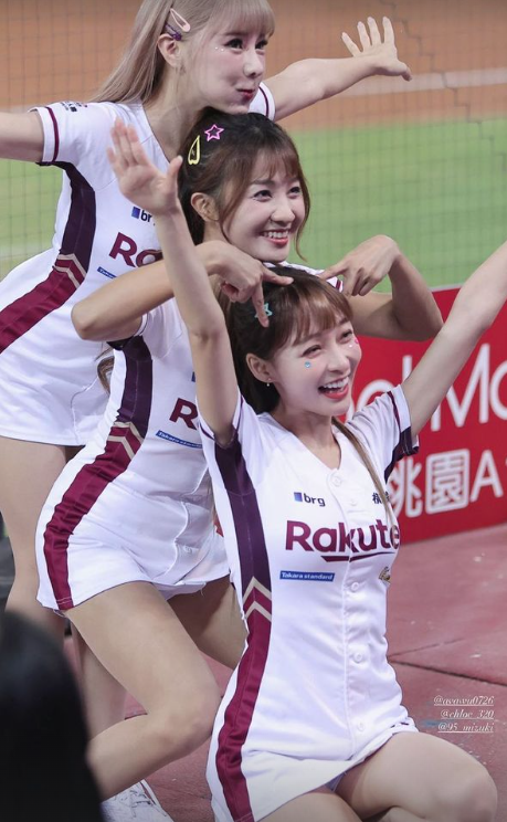 林襄戀馬傑森|啦啦隊女神林襄昨晚最少3個造型應援。(網上截圖)