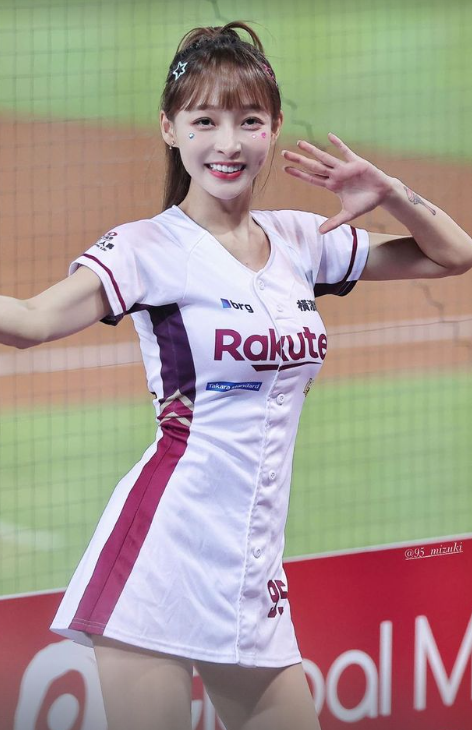 林襄戀馬傑森|啦啦隊女神林襄昨晚最少3個造型應援。(網上截圖)