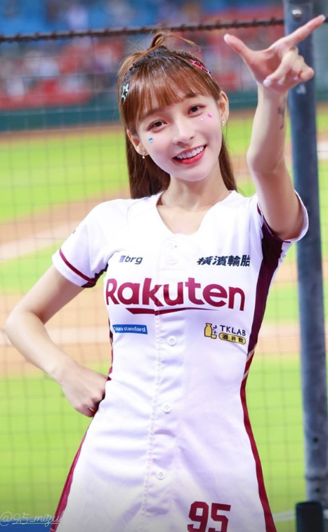 林襄戀馬傑森|啦啦隊女神林襄昨晚最少3個造型應援。(網上截圖)