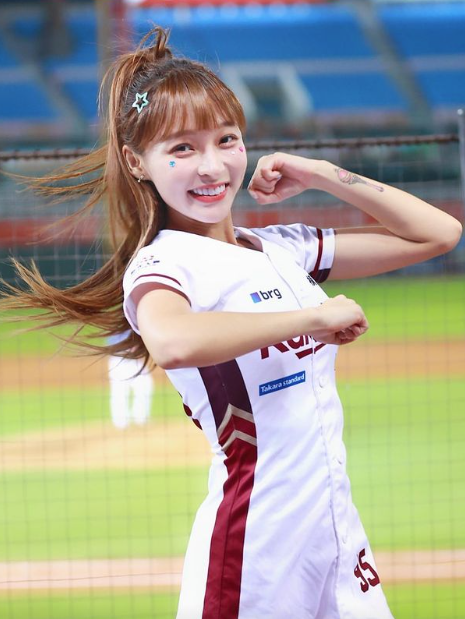 林襄戀馬傑森|啦啦隊女神林襄昨晚最少3個造型應援。(網上截圖)