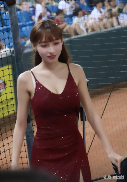 林襄戀馬傑森|啦啦隊女神林襄昨晚最少3個造型應援。(網上截圖)