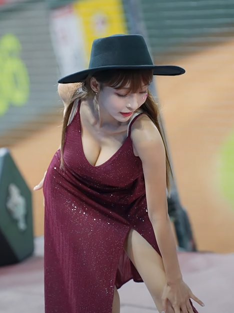 林襄戀馬傑森|啦啦隊女神林襄昨晚最少3個造型應援。(網上截圖)