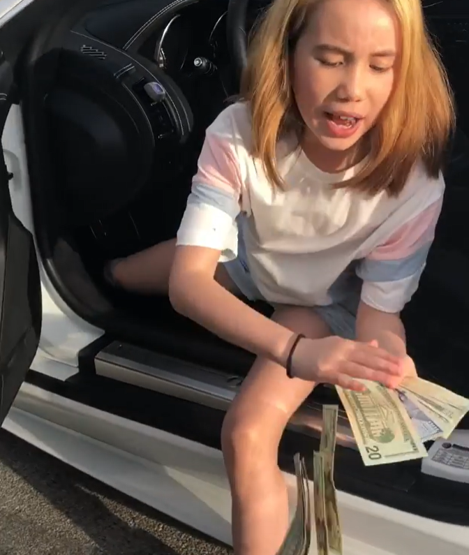 Lil Tay以炫富闖出「名堂」。(互聯網)