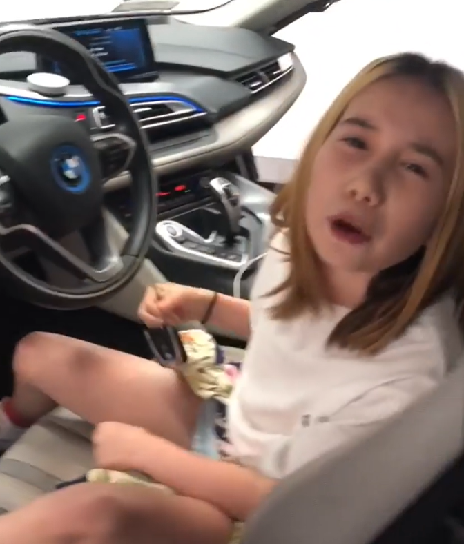 Lil Tay以炫富闖出「名堂」。(互聯網)