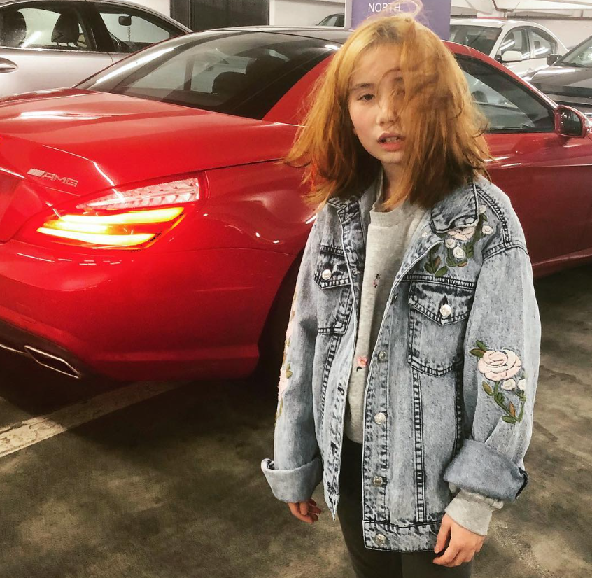 Lil Tay以炫富闖出「名堂」。(互聯網)