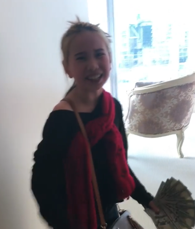 Lil Tay以炫富闖出「名堂」。(互聯網)