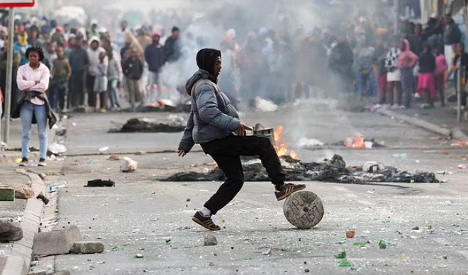 案發時開普敦正爆發示威騷亂。(路透社)