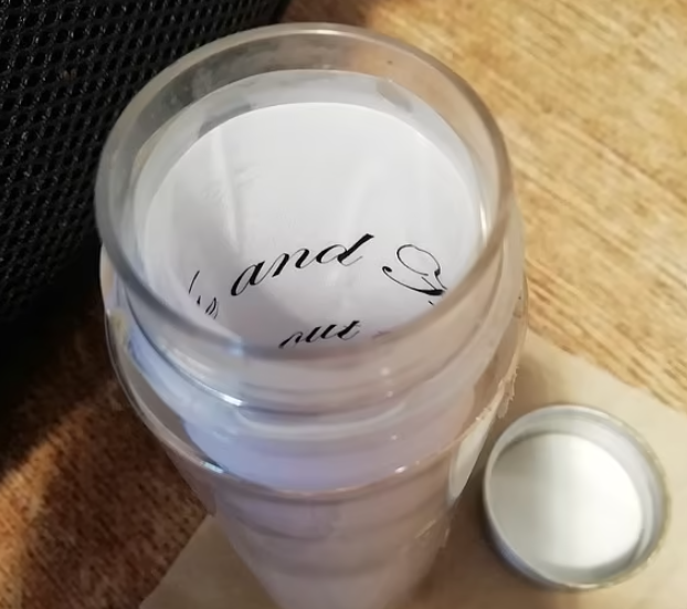 有網民認為該封瓶中信的器皿未免太新淨。(互聯網)