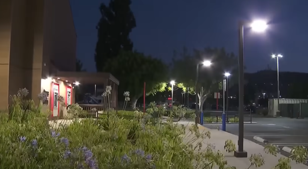 案發在哈仙達岡新天地廣場(Hacienda Center)的美國銀行外。(互聯網)