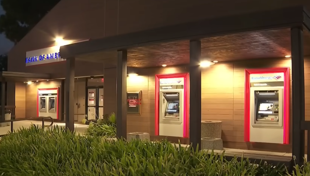 案發在哈仙達岡新天地廣場(Hacienda Center)的美國銀行外。(互聯網)