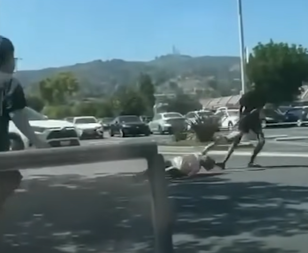 洛杉磯|遇劫老婦慘被拖行。(互聯網)