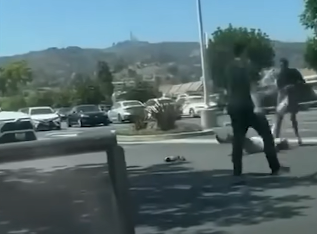 洛杉磯|遇劫老婦慘被拖行。(互聯網)