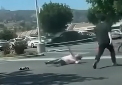 洛杉磯|遇劫老婦慘被拖行。(互聯網)