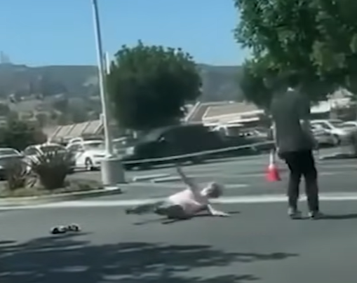 洛杉磯|遇劫老婦慘被拖行。(互聯網)