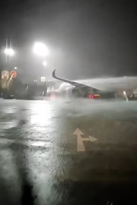 德國現「怪獸級」暴雨風,法蘭克福機場及地鐵均水浸。(互聯網)