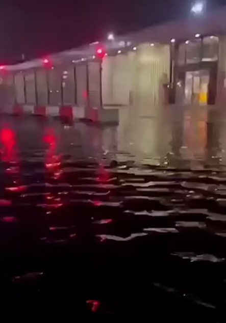 德國現「怪獸級」暴雨風,法蘭克福機場及地鐵均水浸。(互聯網)
