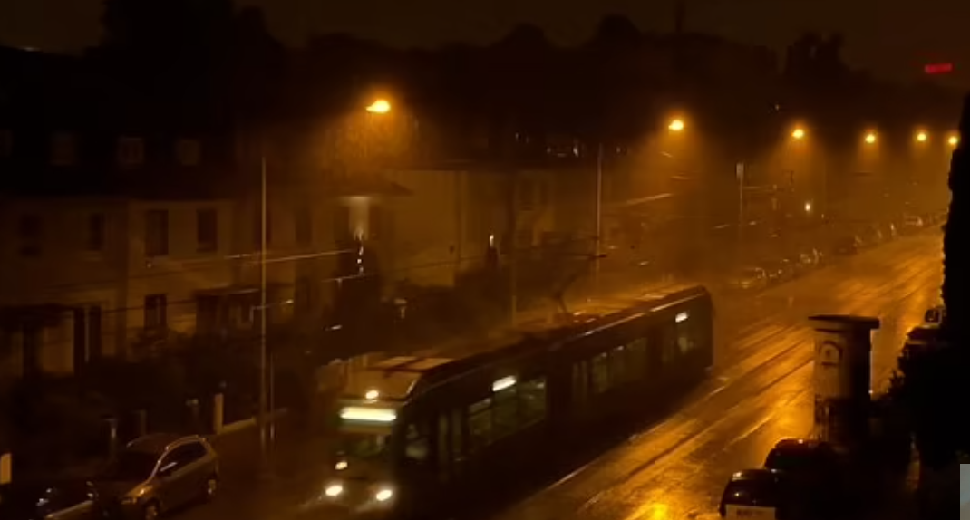 德國現「怪獸級」暴雨風,法蘭克福機場及地鐵均水浸。(互聯網)