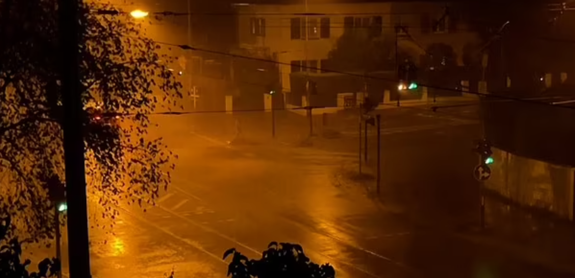 德國現「怪獸級」暴雨風,法蘭克福機場及地鐵均水浸。(互聯網)