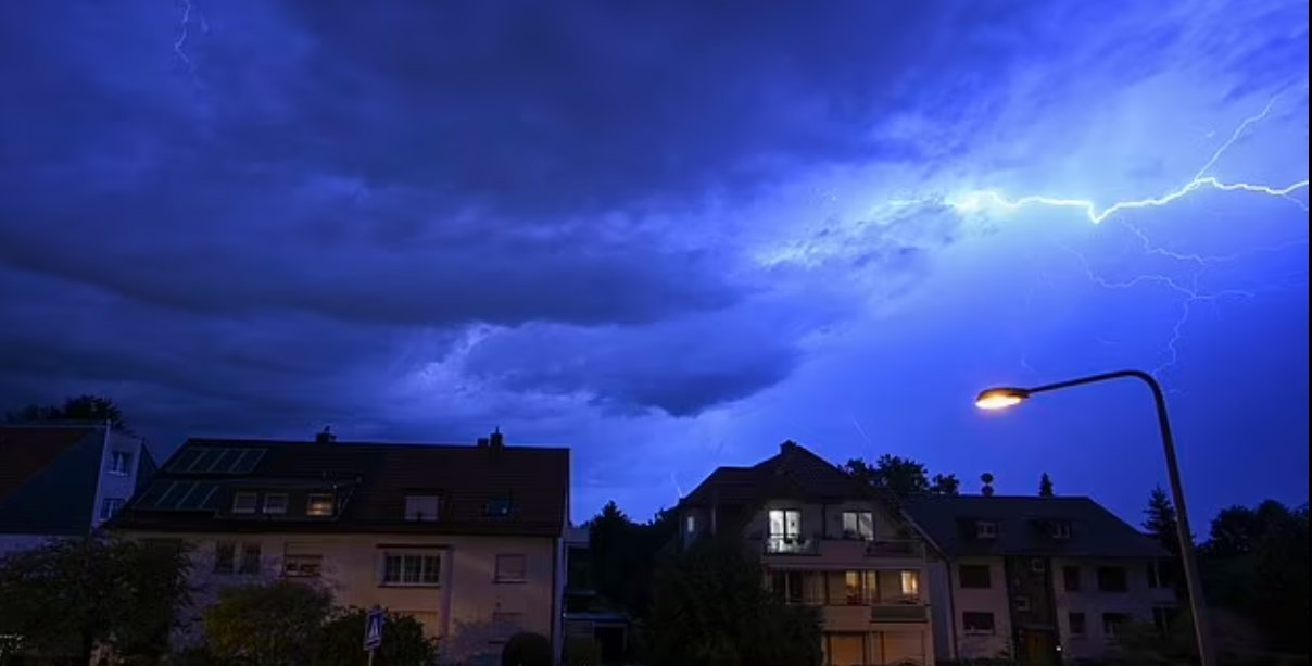 德國現「怪獸級」暴雨風,法蘭克福機場及地鐵均水浸。(互聯網)