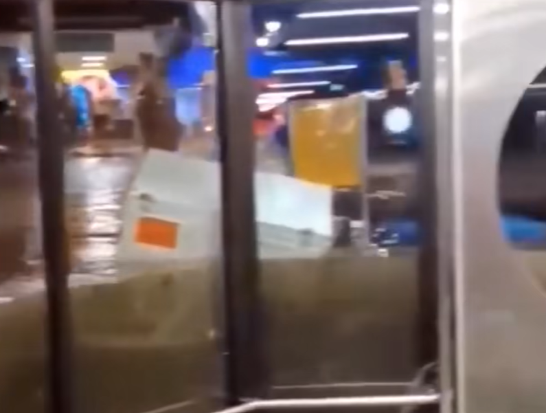 德國現「怪獸級」暴雨風,法蘭克福機場及地鐵均水浸。(互聯網)