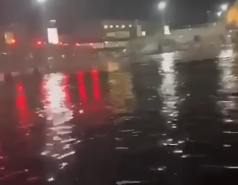 德國現「怪獸級」暴雨風,法蘭克福機場及地鐵均水浸。(互聯網)