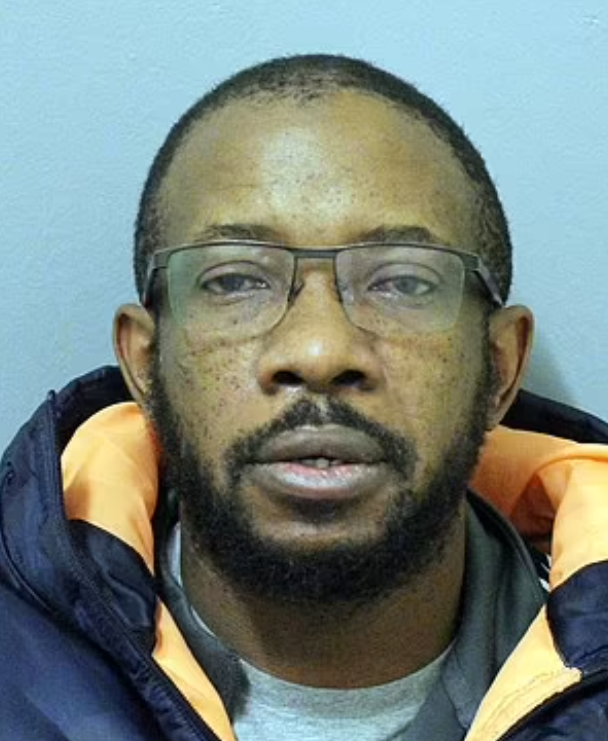 47歲疑犯Mbaki Nkhwa當日帶著花瓶,在酒店一手交錢一手交貨,人贓並獲。(互聯網)