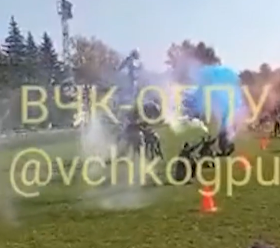 起初前排士兵放三色煙,後排表演疊羅漢。(互聯網)