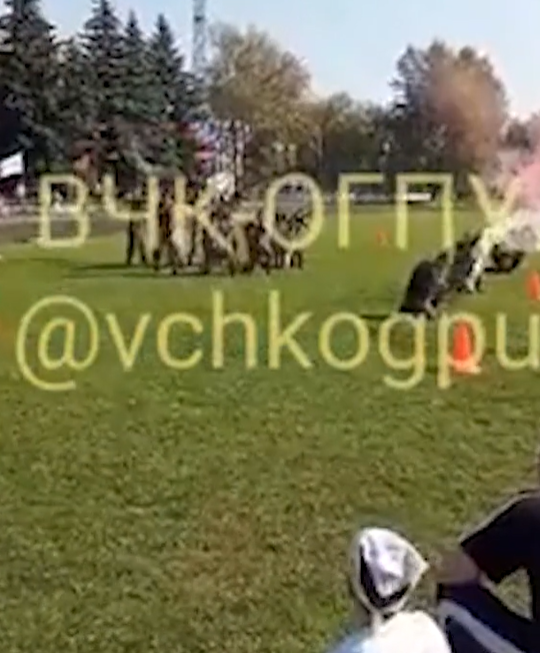 之後後排士兵拿起槍瞄準觀眾。(互聯網)