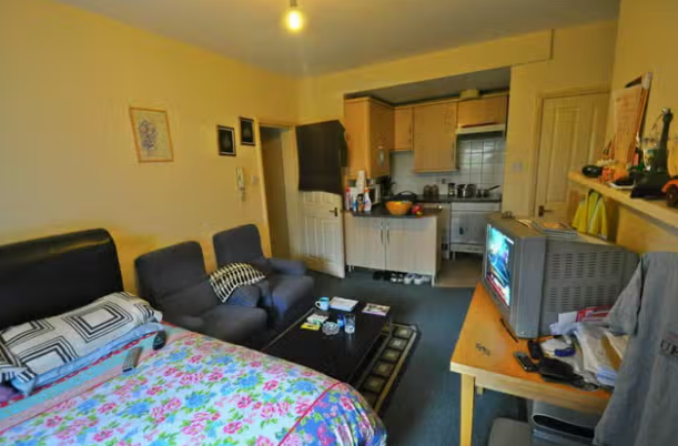 移民英國|位於港人熱點倫敦Ealing的該間物業,只得一隻窗,窗的另一邊開了燈亦很暗。(互聯網)