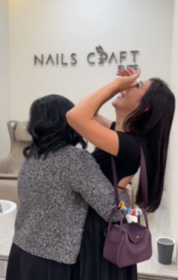 女傭蘇米跟僱主關係甚好。(互聯網)