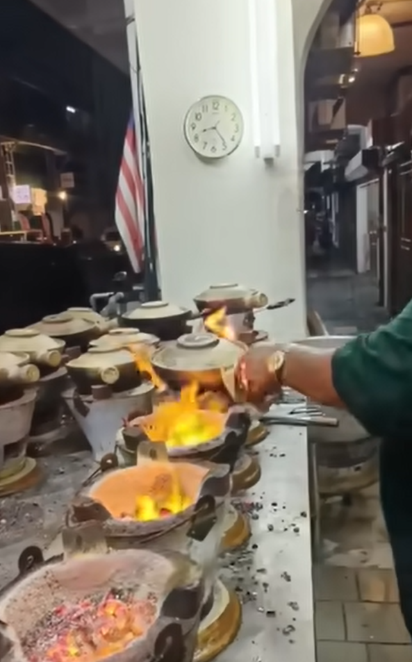 廣東話|老闆夫婦說得一口流利廣東話,煲仔飯看來也很對辦。(馬來堂叔FB)