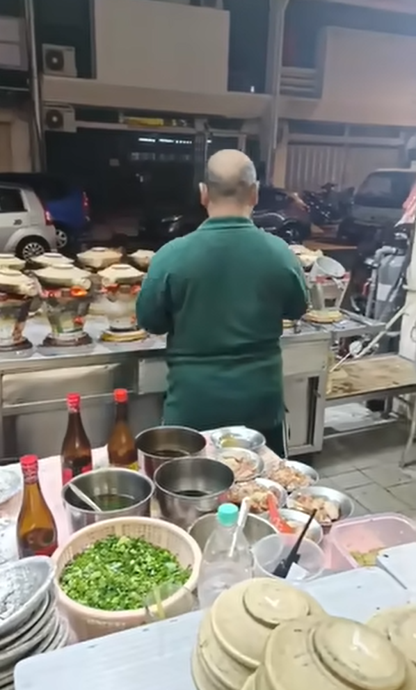 廣東話|老闆夫婦說得一口流利廣東話,煲仔飯看來也很對辦。(馬來堂叔FB)