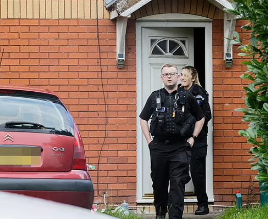 警員到疑犯家中調查。(互聯網)