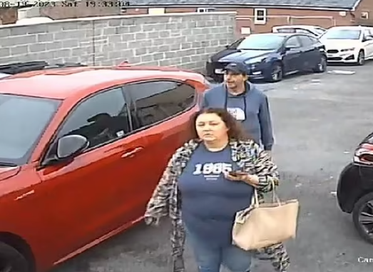 二人帶著「戰利品」離開酒店。(互聯網)