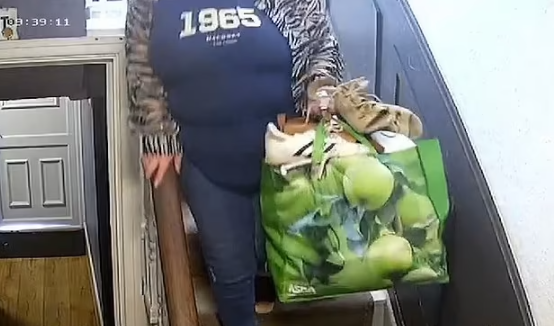 帶著「戰利品」離開。(互聯網)