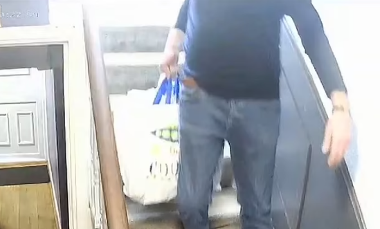 帶著「戰利品」離開。(互聯網)