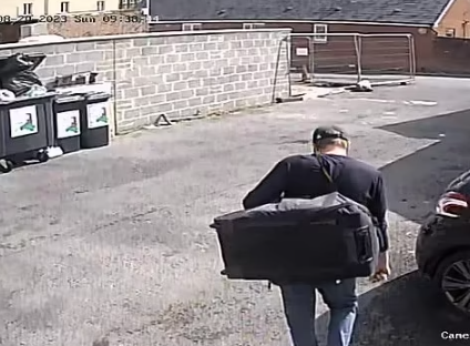 帶著「戰利品」離開。(互聯網)